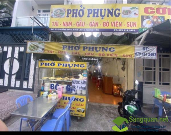 Sang nhanh quán phở giá rẻ nằm mặt tiền đường, khu dân cư đông đúc.