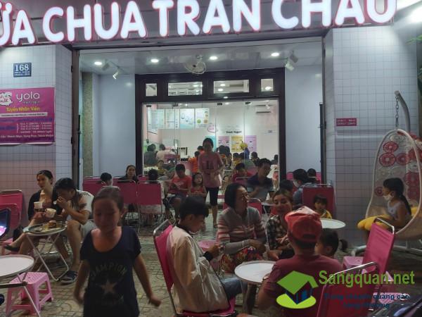 Sang quán sữa chua trân châu nằm mặt tiền đường, khu dân cư đông đúc, trung tâm quận Bình Tân.