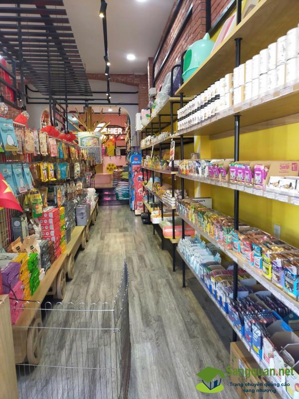 Sang cửa hàng thú nuôi