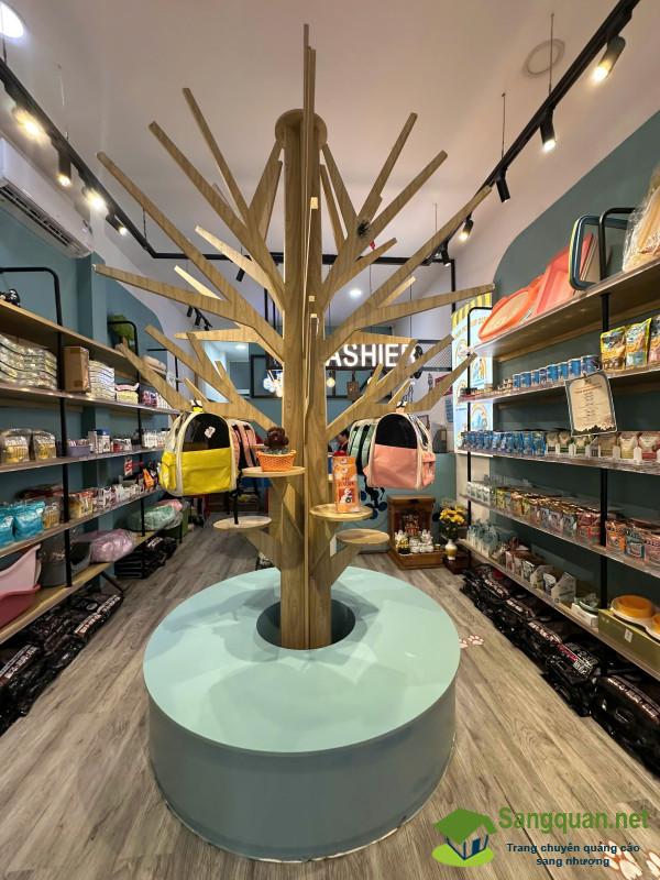 Sang cửa hàng thú nuôi