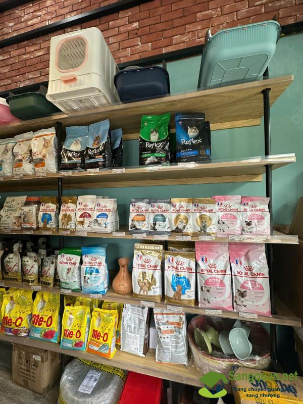 Sang cửa hàng thú nuôi