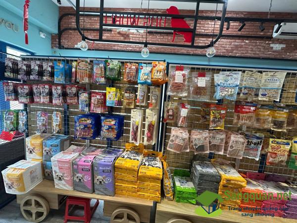 Sang cửa hàng thú nuôi