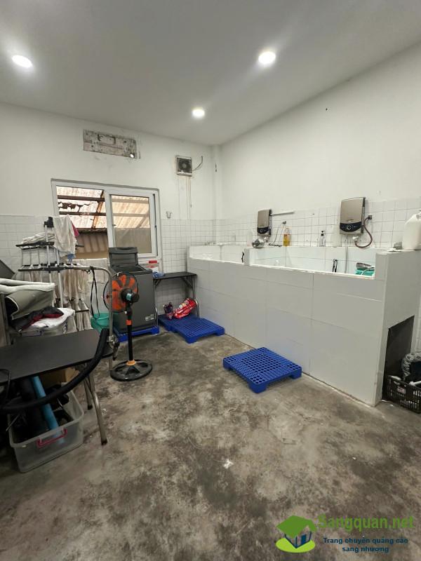 Sang cửa hàng thú nuôi