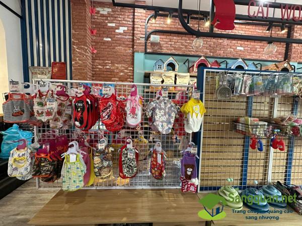 Sang cửa hàng thú nuôi