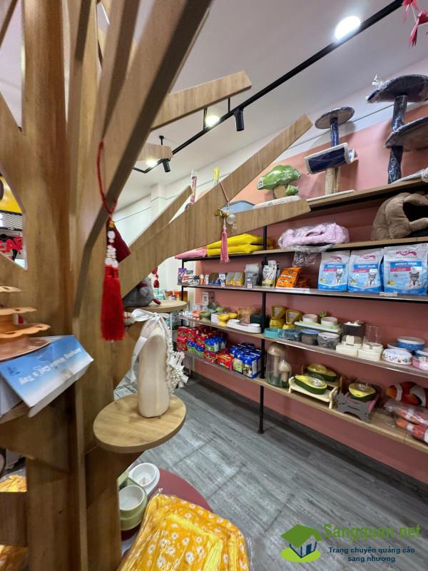 Sang cửa hàng thú nuôi