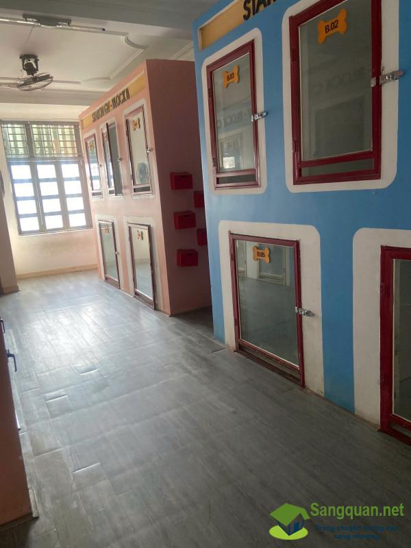 Sang cửa hàng thú nuôi