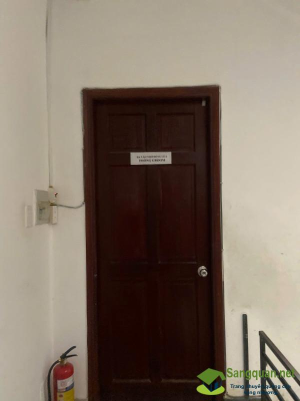 Sang cửa hàng thú nuôi