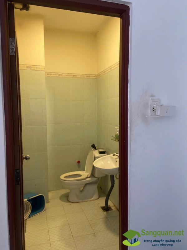 Sang cửa hàng thú nuôi