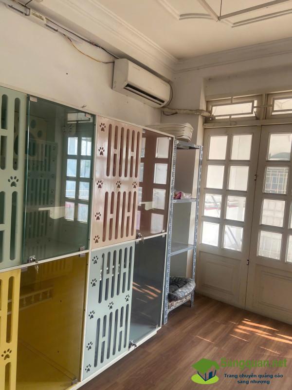 Sang cửa hàng thú nuôi